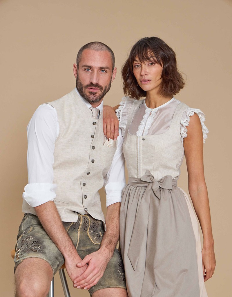 Frau in Dirndl und Mann in Tracht